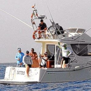 Clientes de la empresa the tattoo fisher haciendo pesca deportiva en la provincia de Huelva