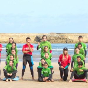 Monitores con alumnos el el surf camp de la Escuela Buena Onda en San Vicente de la Barquera