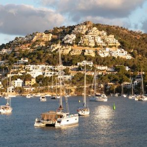 Vista de los barcos en Puerto de Andratx en Mallorca