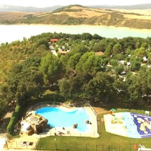 Vista del camping Aritzaleku en Tierras de Iranzu en Navarra