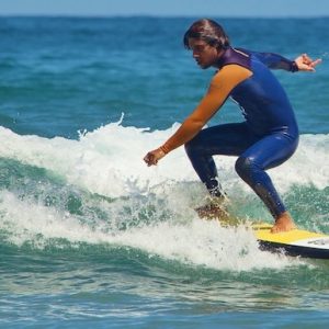 Alumno de la escuela Laga Surf Camp en Mundika