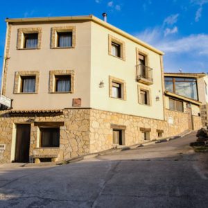Fachada del hotel rural el Mirador de la Cebrera en el Barraco en la provincia de Avila