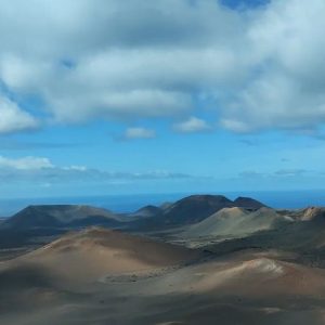 Vista al fondo de los volcanes en Lanzarote