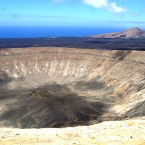 Vista del cráter de Caldera Blanca en Lanzarote