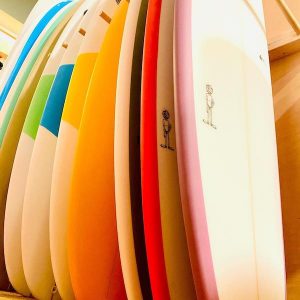 Alquiler de material de surf en la tienda de yako surf en Deba en Euskadi