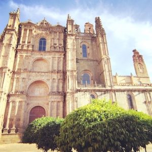 Fachada de la catedral de Plasencia en Extremadura