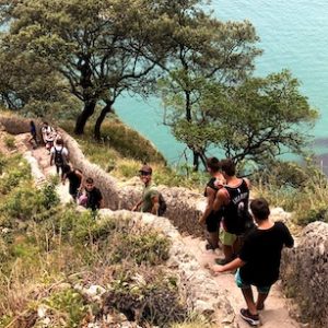 Vista a lo lejos del faro del Caballo en Santoña en Cantabria