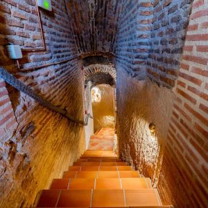 Vista de la bodega subterránea del hotel rural con spa cerca de Madrid