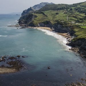Vista de los acantilados en Laredo en Cantabria