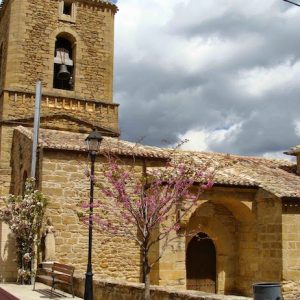 Fachada de la iglesia en Lerate en Navarra