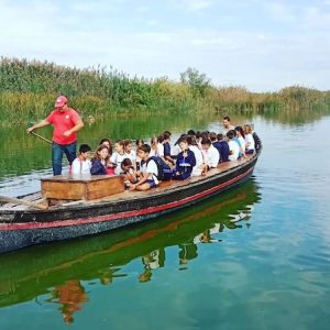 Niños en un paseo en barca por la Albufera de Valen