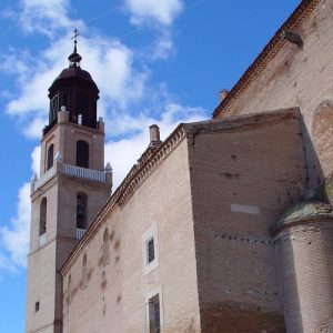 Vista desde el exterior de la iglesia de Santa María del Castillo en Villaverde de Medina en Valladolid