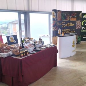 Expositor con productos de Ávila auténtica