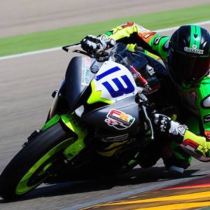 Motorista corriendo en el circuito internacional de Villaverde de Medina en Valladolid