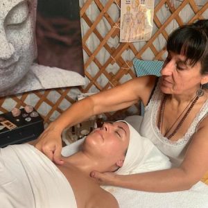 Masajista haciendo un masaje facial kobido en el Sitio en la Isla de El Hierro
