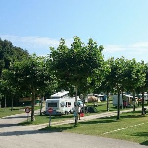 Vista de la entrada al camping de Arenillas en Islares