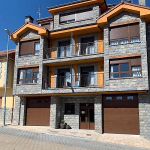 Vista exterior de apartamentos en Riaño en la provincia de León