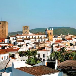 Vista a lo lejos de la iglesia de Santa María Magdalena en Olivenza
