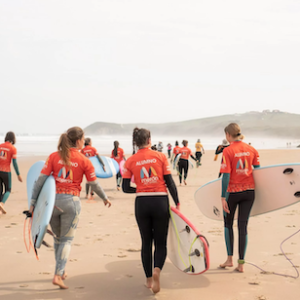 Alumnas de la escuela de Meron Surf en San Vicente de la Barquera en Cantabria