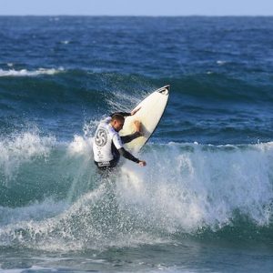 Chico compitiendo en el open surf de Somo en Agosto