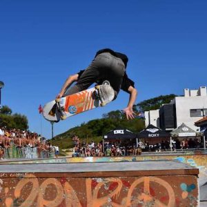hico practicando skate en el campeonato de surf de Somo en el mes de agosto