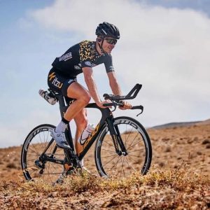 La vuelta ciclista a Lanzarote 2024 Ciclista corriendo en bici en Lanzarote