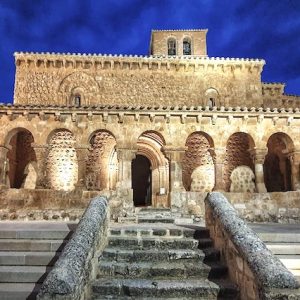 Fachada de la galería porticada de la iglesia de San Miguel en San Este