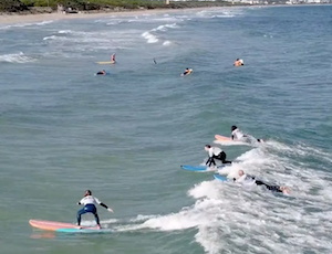 Descubre el paraíso del surf en Mallorca con Bonaona Surf Surfistas con la escuela de Bonaona Surf en Mallorca
