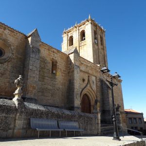Vista exterior de la iglesia en Gumiel de Mercado