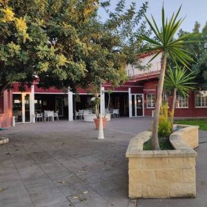 Exterior del hotel Mitracrisalida en Cabra en la provincia de Cabra