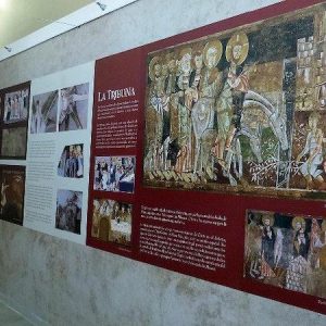 Pinturas murales en el centro de interpretación de San Baudelio en Berlanga de Duero en Soria