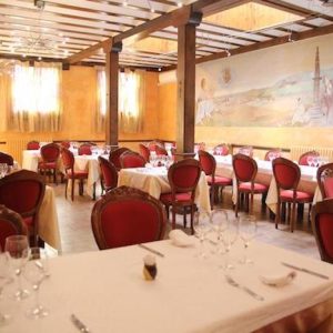 Salón de banquetes del restaurante Casa Vallecas en Berlanga de Duero