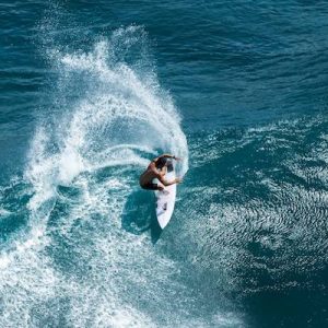 Surfista haciendo surf en Noviembre en Somo