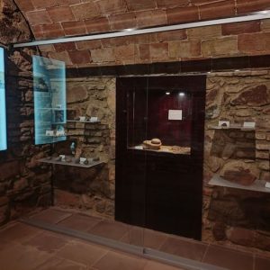 Vista de una vitrina en el museo histórico de Adamuz en Córdoba