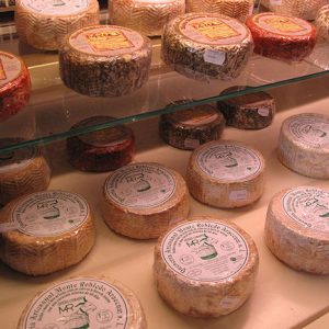 Quesos de Aracena en el mercado del queso artesano en la provincia de Huelva
