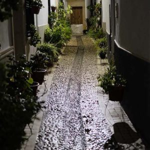Calle estrecha en el barrio de la villa en Castro del Río en la provincia de Córdoba