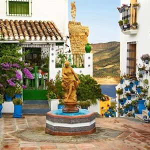 Patio de columnas en Iznájar en la provincia de Córdoba