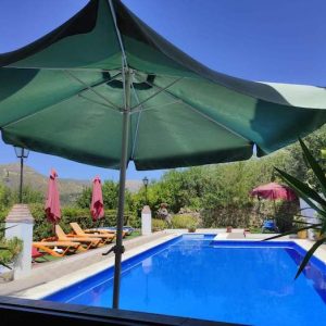 Piscina de la casa rural Puente Piedra de Carcabuey en la provincia de Córdoba