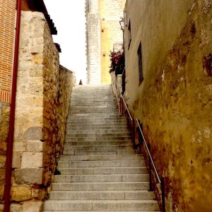 Escaleras de acceso a la iglesia