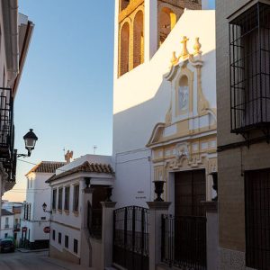 Vista de la fachada de la parroquia de Veracruz en Fer