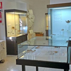 Vitrina del museo arqueológico de Zuheros