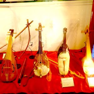Sala de la colección de instrumentos en la Sala Paco Díaz en Mucientes