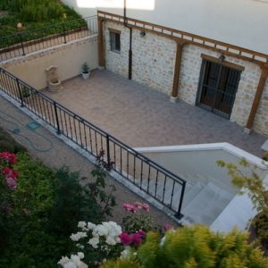 Bonito Patio con flores para eventos en Mucientes