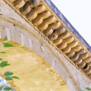 Vista del puente renacentista en Benamejín en la 