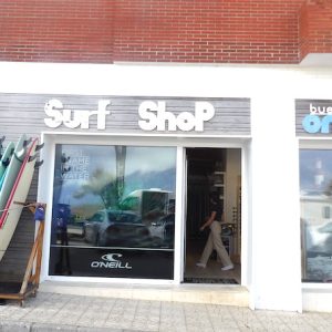 Escaparate de la tienda de Merón Surf en S