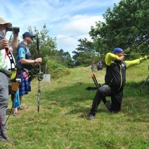 Arquero apoyado con arco enun campo de tiro en Colunga