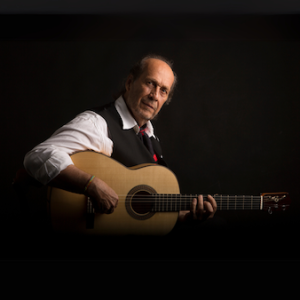 Descubre los máximos representantes de la guitarra española tradicional Paco de Lucía con su guitarra Española