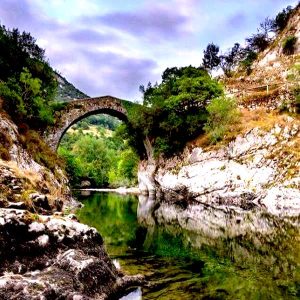 Puente La Vidre en Peñamellera Alta: Historia, Naturaleza y Ruta Prerrománica Puente la Vidre en Peñamellera Alta