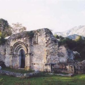 Ruinas de Plecín en Peñamellera Alta: Historia y Misterio en Asturias Ruinas de San Pedro de Plecín