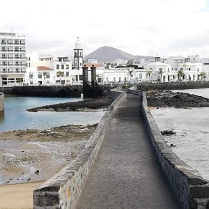 Vista a lo lejos de la iglesia de Arrecife en Lanzarote